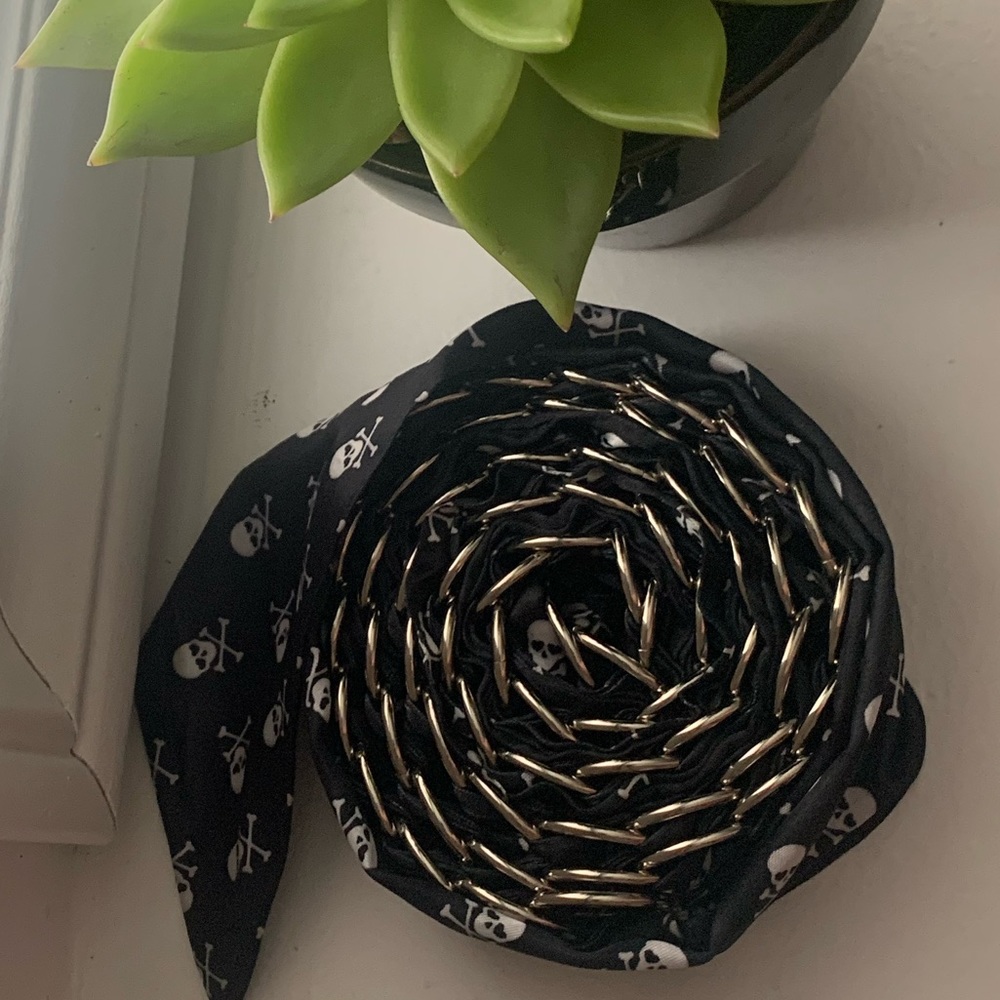 Skull tie-up belt